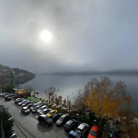 Cl μπροστά στην λιμνη