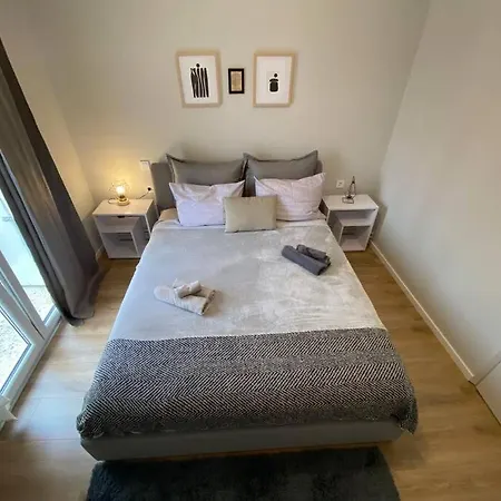 Cl μπροστά στην λιμνη Apartmán