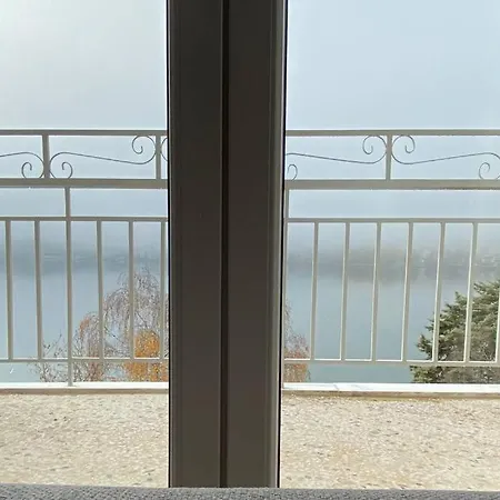 Cl μπροστά στην λιμνη Apartmán *