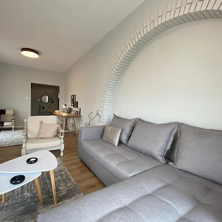 Cl μπροστά στην λιμνη Apartmán